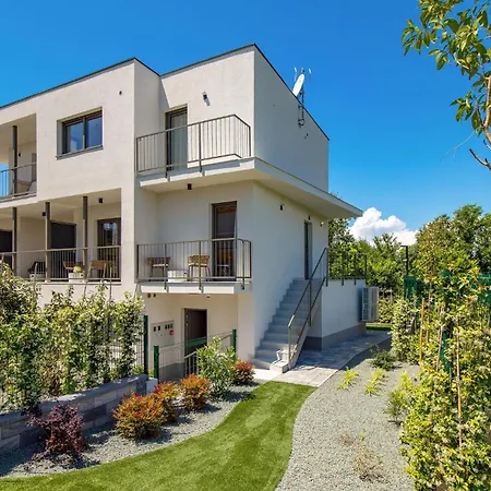 Beautiful Apartment In Omisalj 奥米沙利