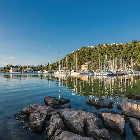 Beautiful Apartment In Omisalj * 奥米沙利