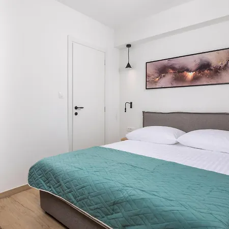 Beautiful Apartment In Omisalj 奥米沙利