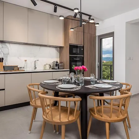 Beautiful Apartment In Omisalj 奥米沙利