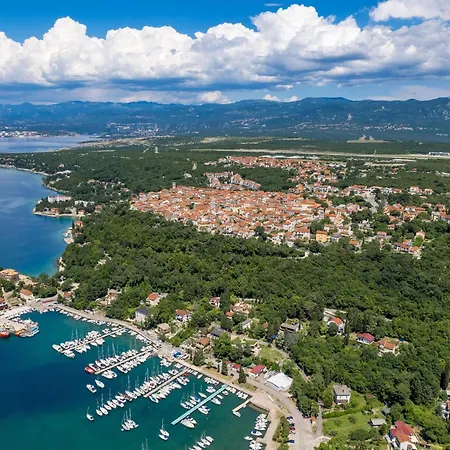 Beautiful Apartment In Omisalj 奥米沙利