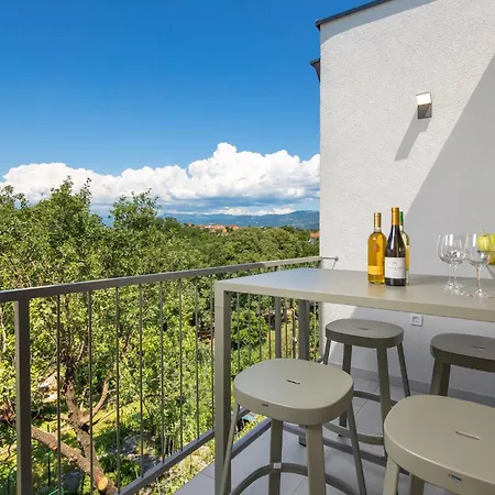 Beautiful Apartment In Omisalj 奥米沙利