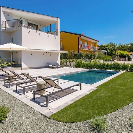 Beautiful Apartment In Omisalj 奥米沙利